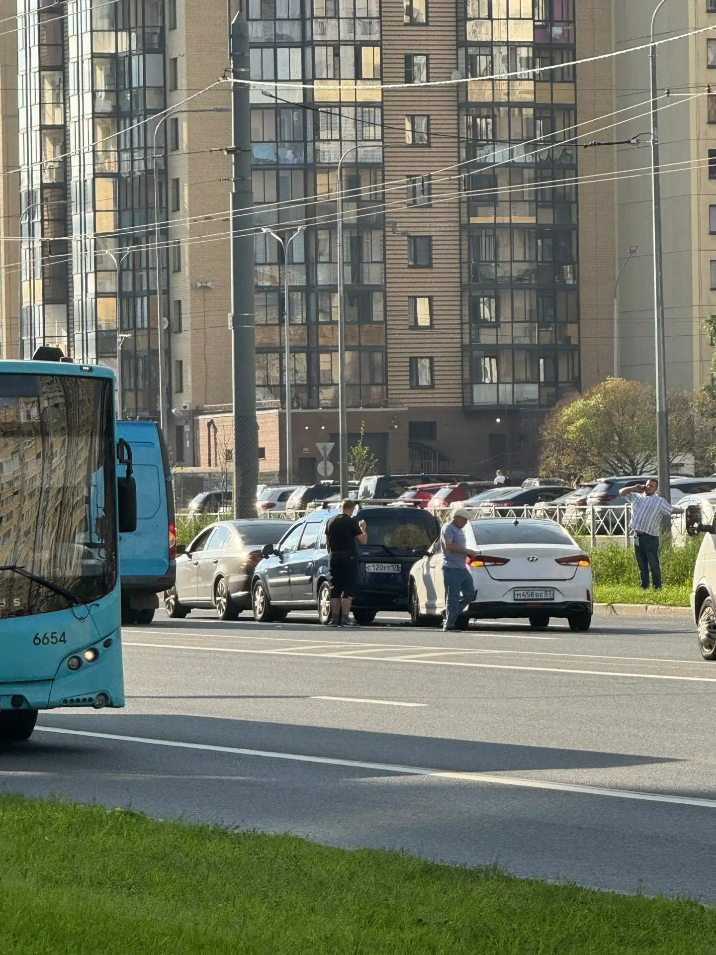 На ленинском проспекте в сторону Кузнецова устроили паровозик 3 машины. Хендай, Фольц и...