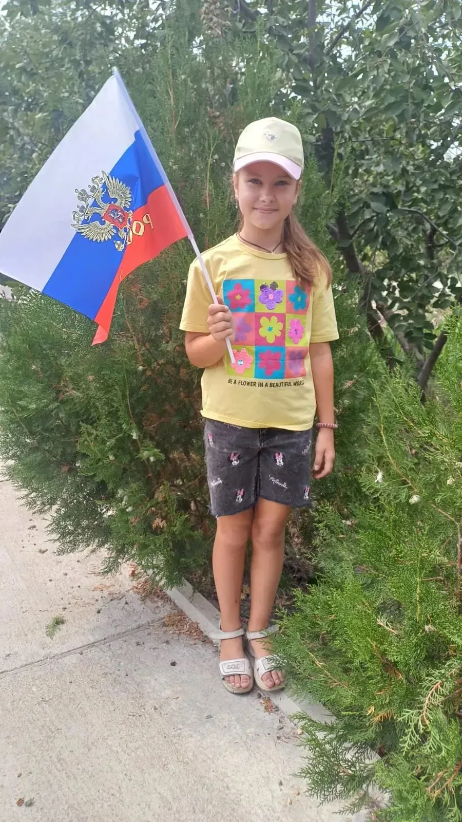 Гичкина Алина, ученица 4 «А» класса участвует в акции, приуроченной ко Дню Государствен...