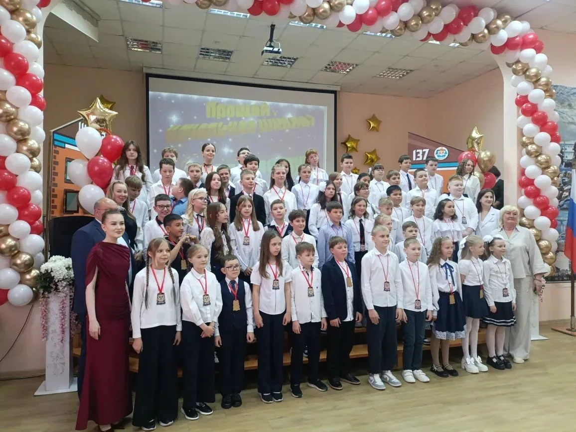 Выпускные в начальной школе не менее важны, чем в старшей школе. Первая ступень школьно...
