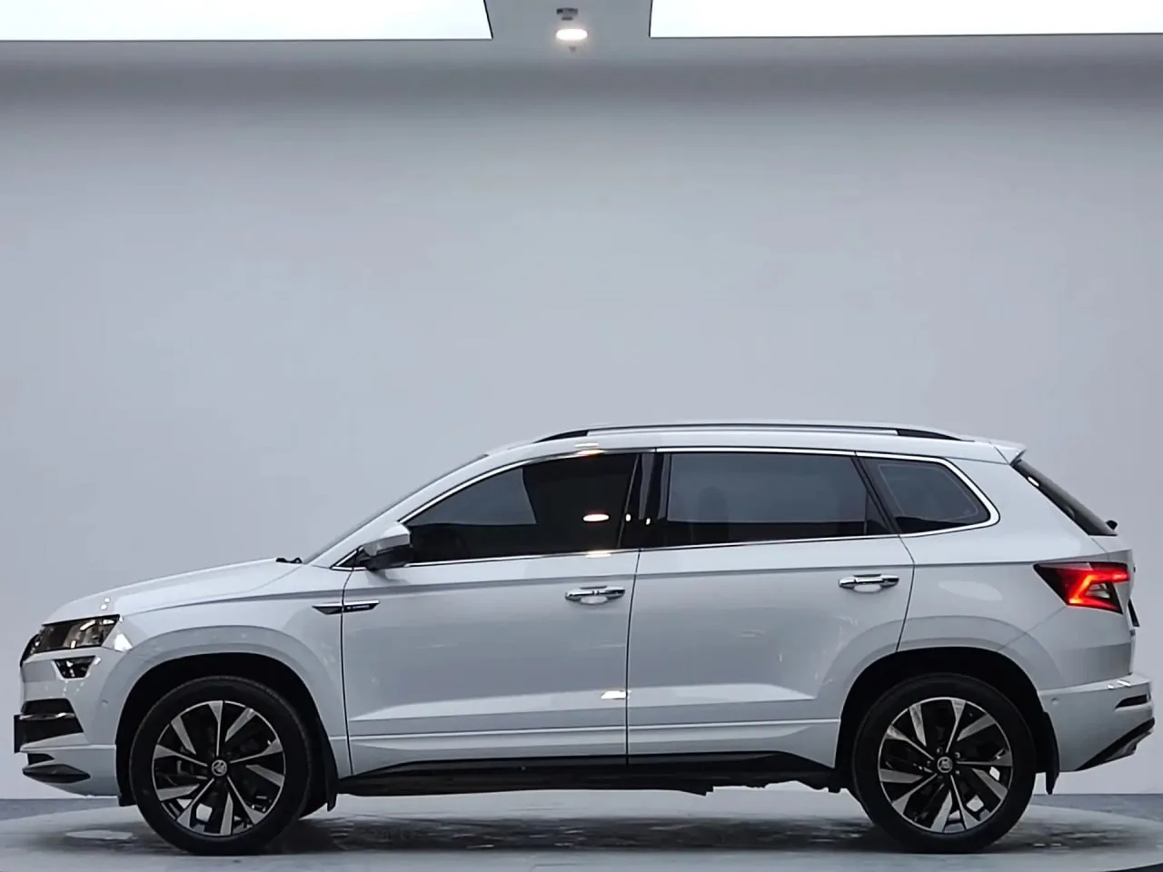 Skoda Karoq TSI280 из Китая: стильный кроссовер по выгодной цене!  • 2023/04 (Китай) • 1.4 л. бензин