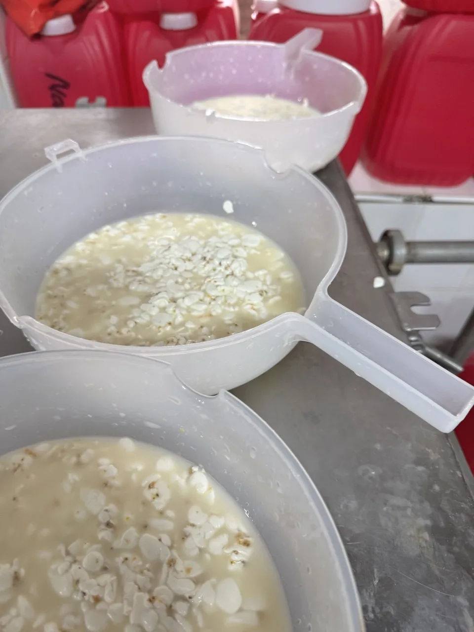 🤩 На этих фото и видео можно увидеть, как рождается новый молочный продукт!  Хотя, конечно, родился 