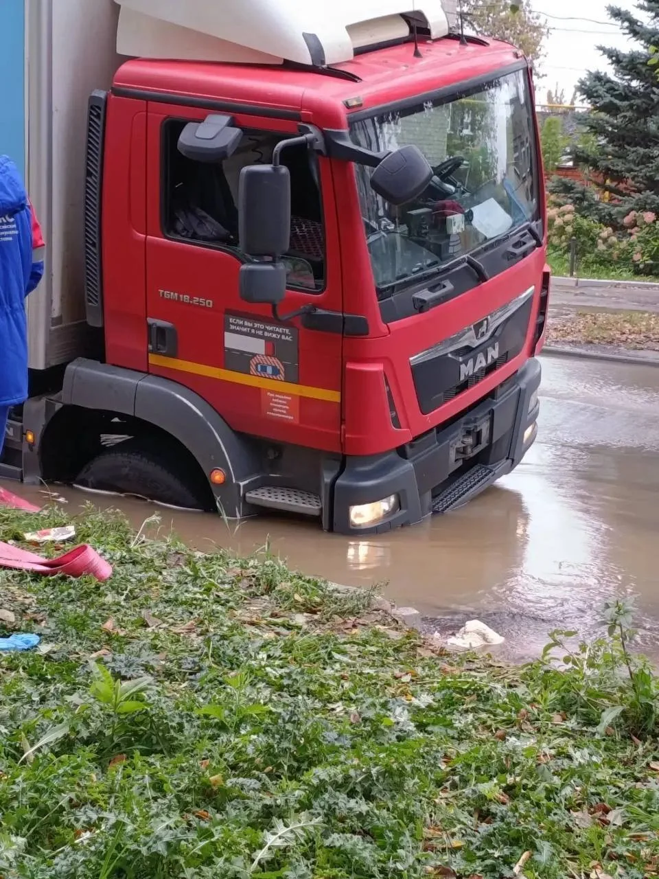 🚛 Грузовик «Магнита» провалился в асфальт