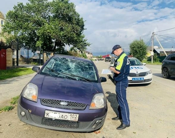 В селе Косулино Белоярского района 34-летний житель Верхней Пышмы на Ford Focus съехал с дороги на т