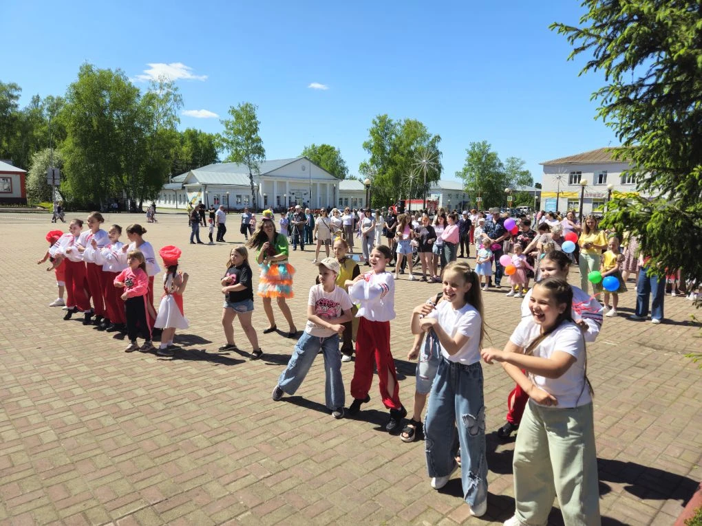 🎉 1 июня на центральной площади пгт. Ижморский состоялась праздничная программа «Настроением заряжа