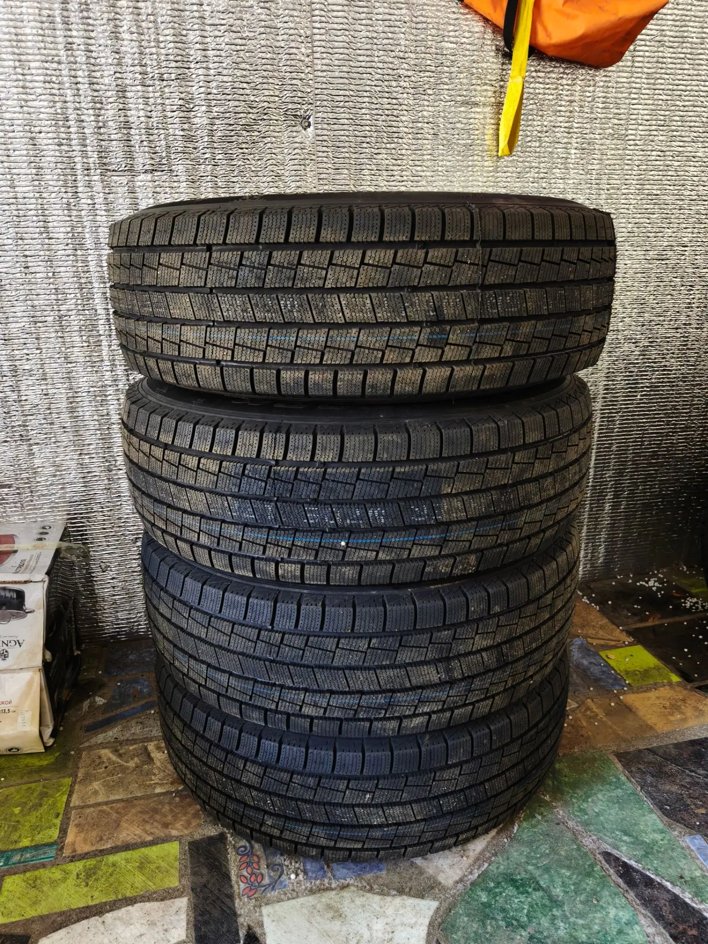 Продам комплект колёс с зимней резиной 205/70/15 , диски Toyota. Шины новые. 20 т.руб.