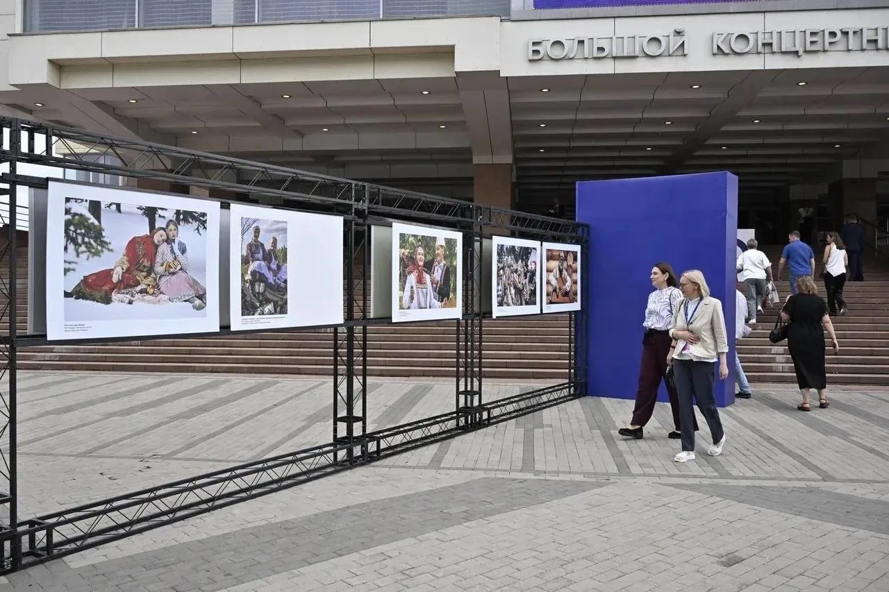 Уличная фотовыставка, посвященная Году единства народов России, открылась на площади перед Большим к