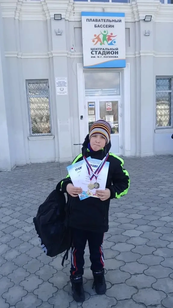 🏆 Спортивная гордость: Ученик #МОУСШ81 покорил водные дорожки Волжского!  С 8 по 10 апреля 2026 года