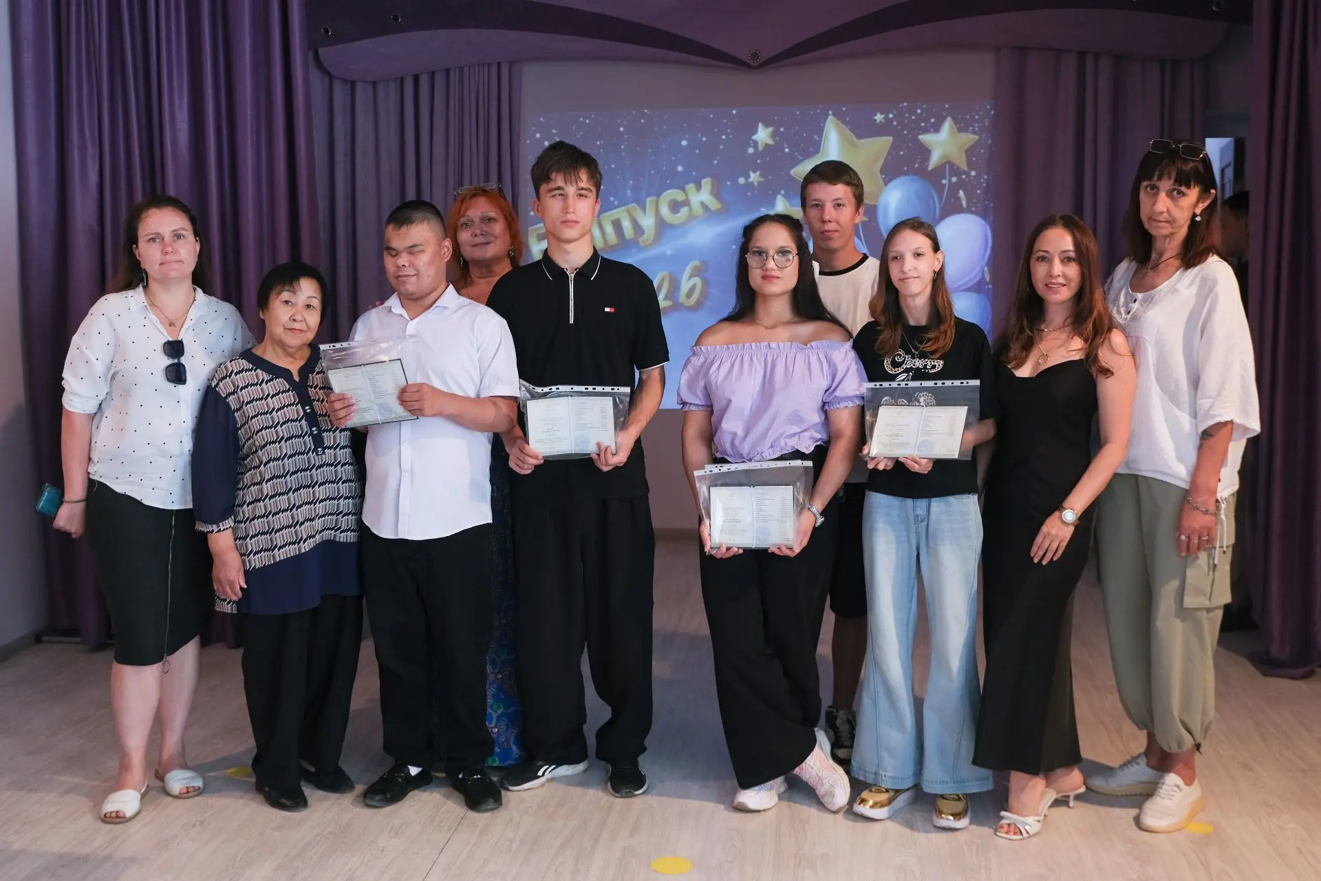 🎓 Выпускникам структурного подразделения №1 вручили первые документы об образовании

В структурном 