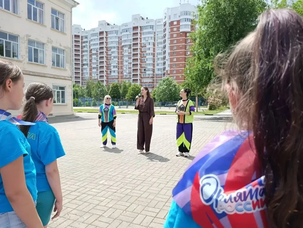 Мыльные пузыри, музыка и море улыбок! 🫧💥
В пришкольном лагере «Искорка» сегодня был особенный день