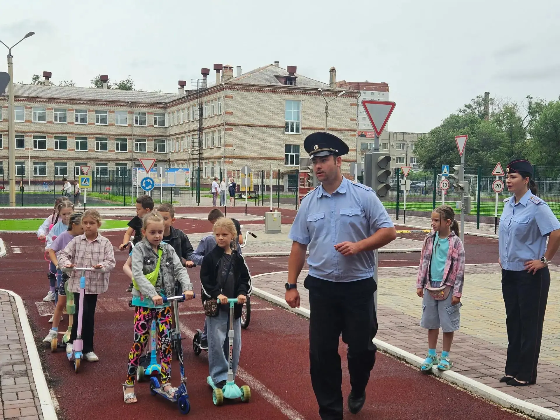 🚦 Безопасность — это серьёзно, но учить ей можно весело!

Сегодня наши ребята побывали в автогородк