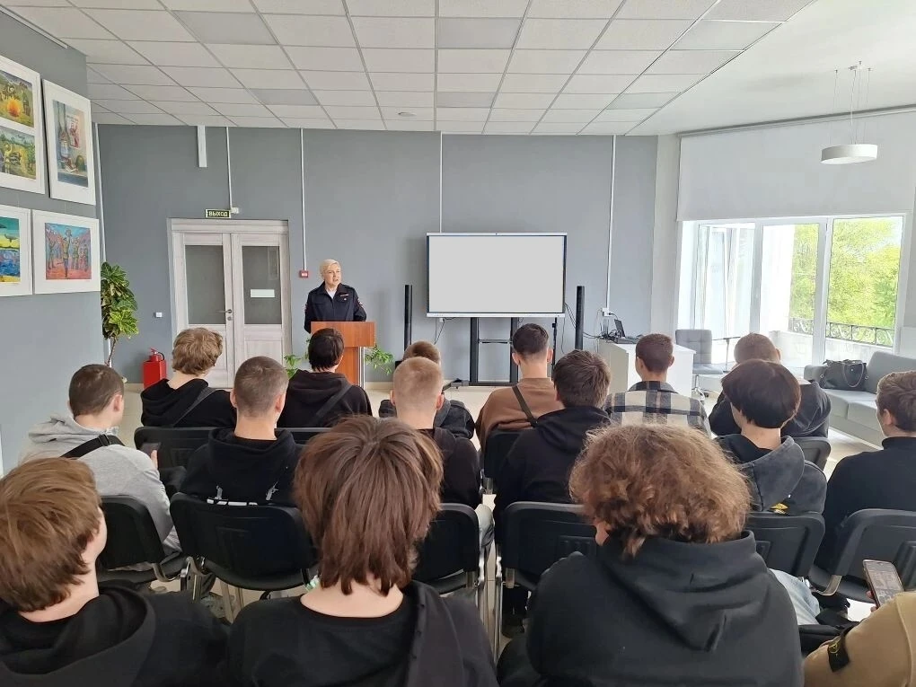 В Центральной городской библиотеке прошла встреча студентов групп МО-11 и ТТ-11 с сотру...