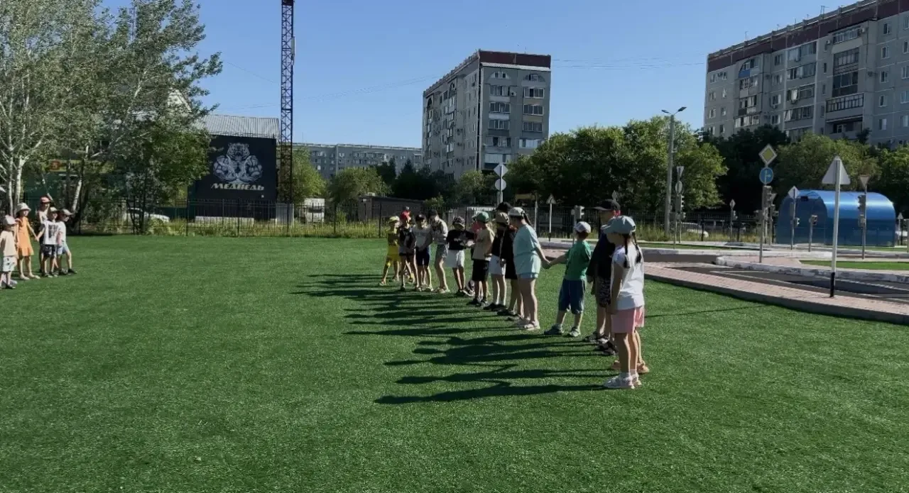 Каждое утро в пришкольном лагере начинается  с зарядки и игр на свежем воздухе. Свежий воздух и легк