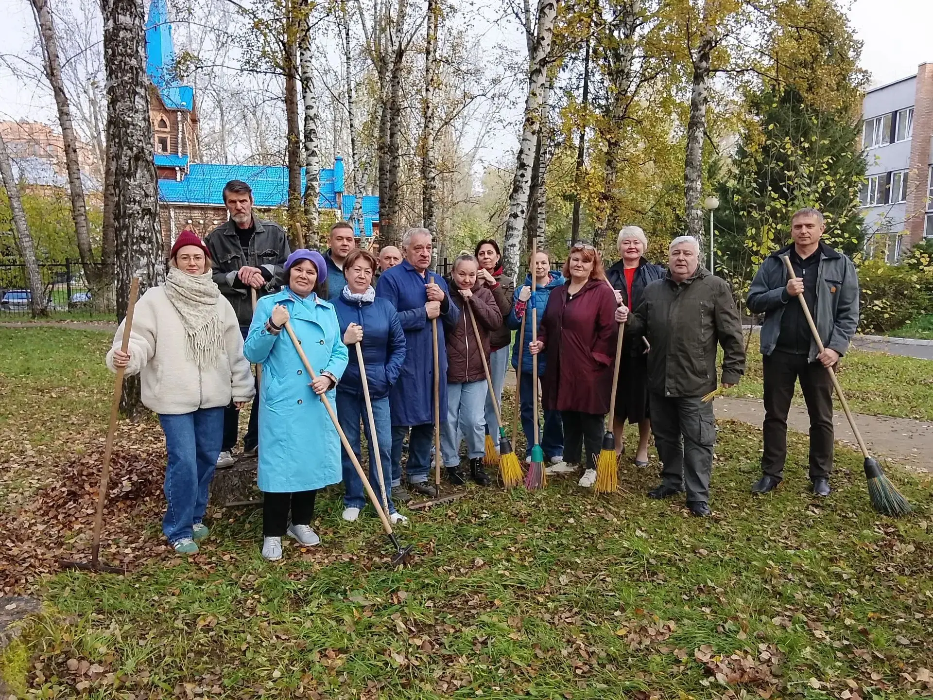Наводим порядок в парке Дворца🍂