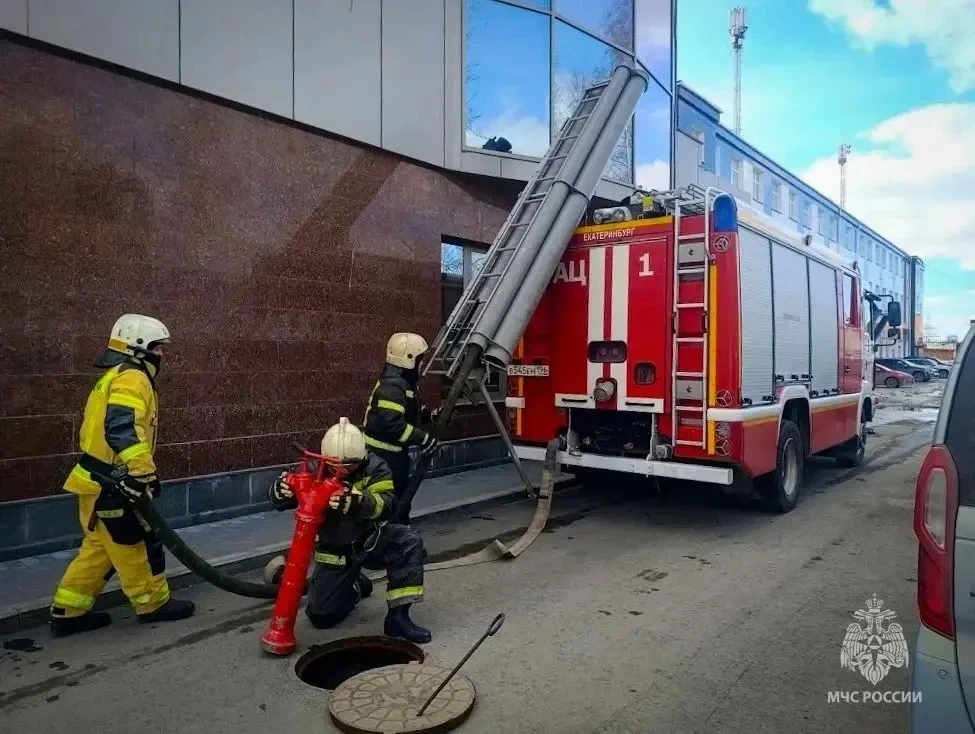 Огнеборцы МЧС России отработали тушение пожара в отеле «Гранд-Холл»  🧑‍🚒В Екатеринбурге прошло плано