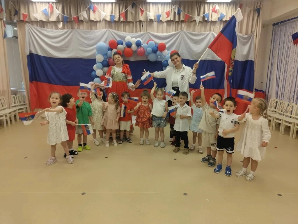 Завершают праздничные мероприятия на сегодня - наши малыши!!!

Гость праздника - Матушка Русь🇷🇺 по