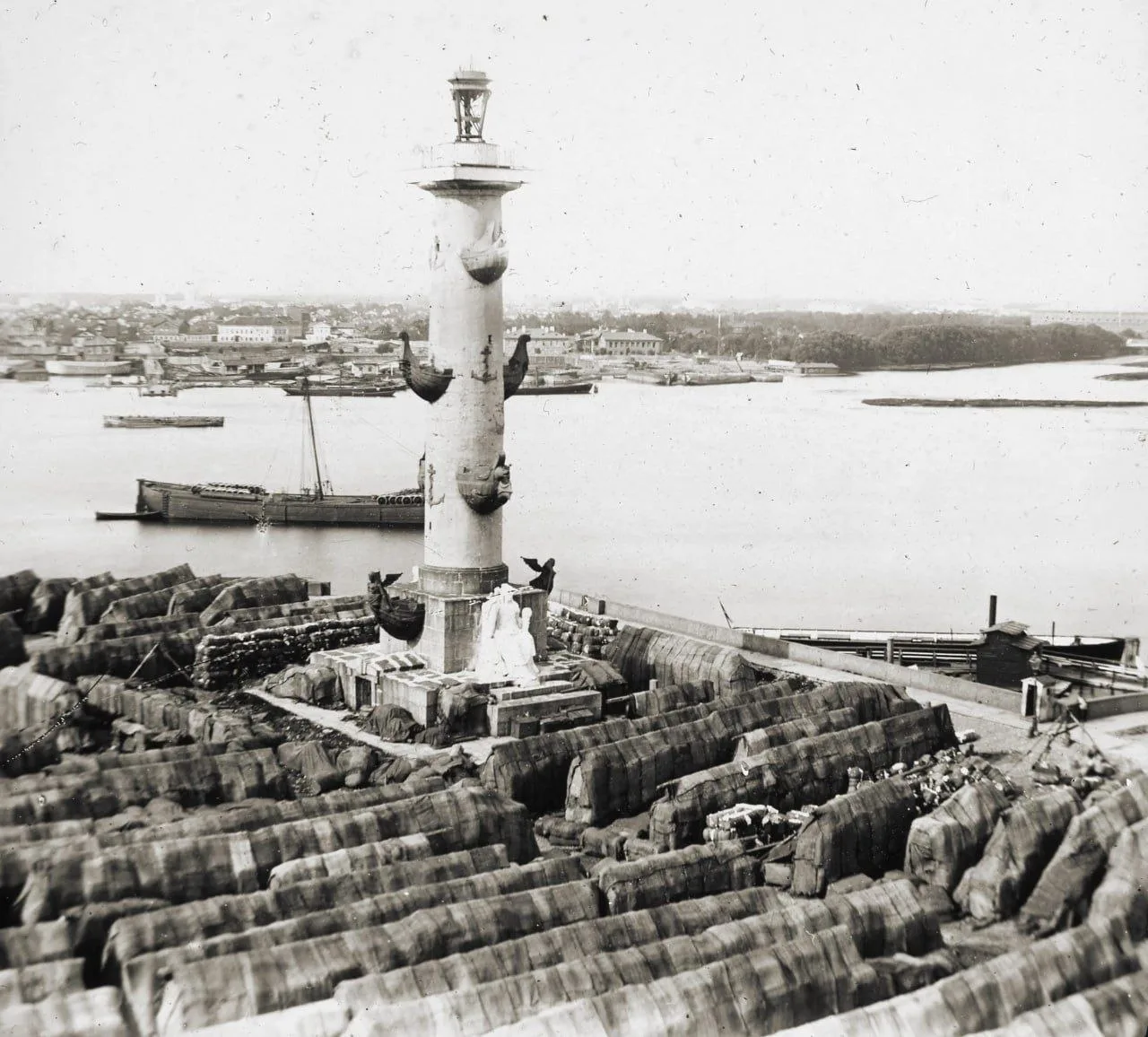 Стрелка Васильевского острова, примерно 1870 год

На этом снимке запечатлена Стрелка Васильевского о