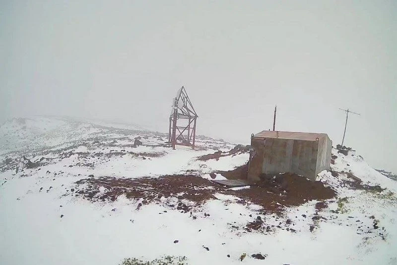 ❄️ Первый снег на Камчатке: Горелый приоделся