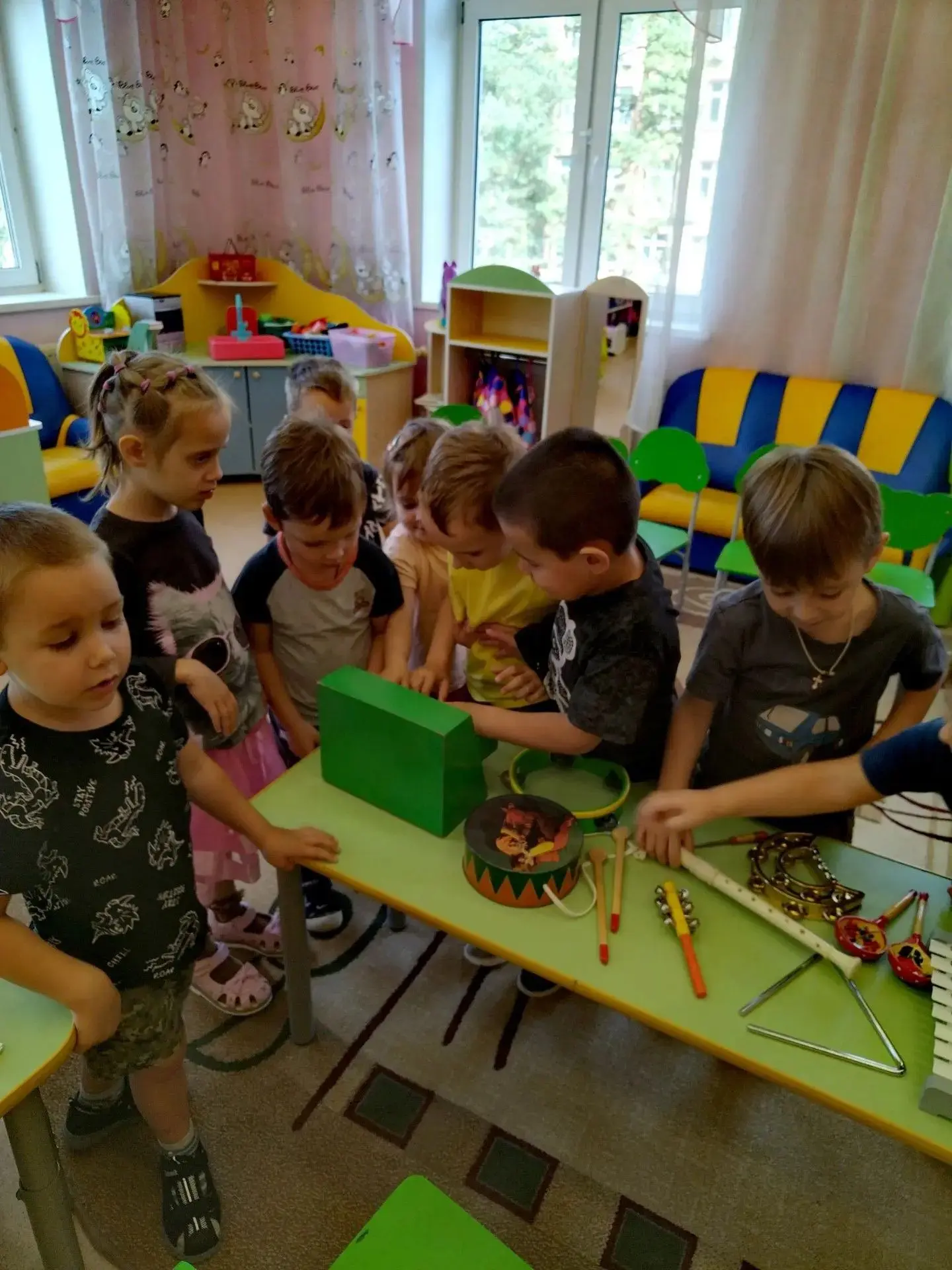 В средней группе "Цветик-семицветик" прошло занятие "День музыки".