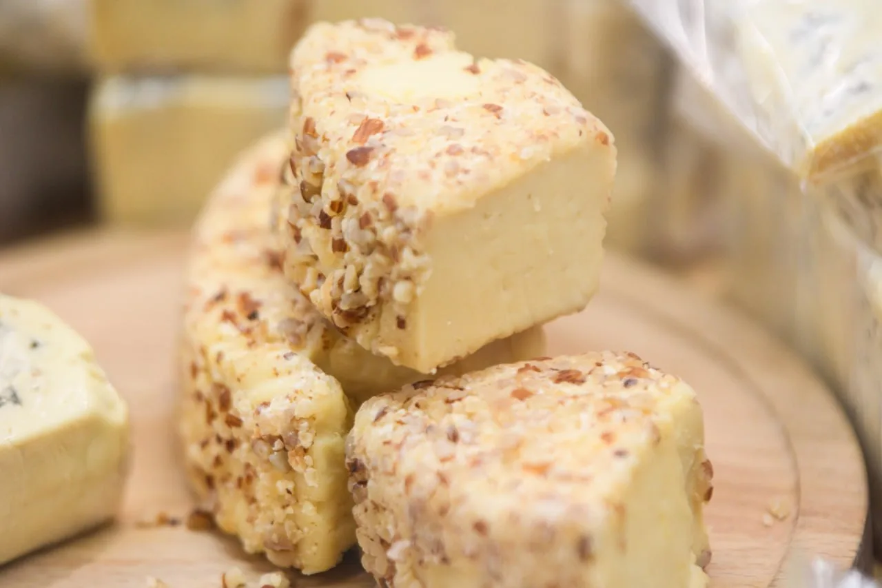 🧀 Почти сотню килограммов нелегальных сыров, продаваемых анапчанам, превратили в несъедобное месиво