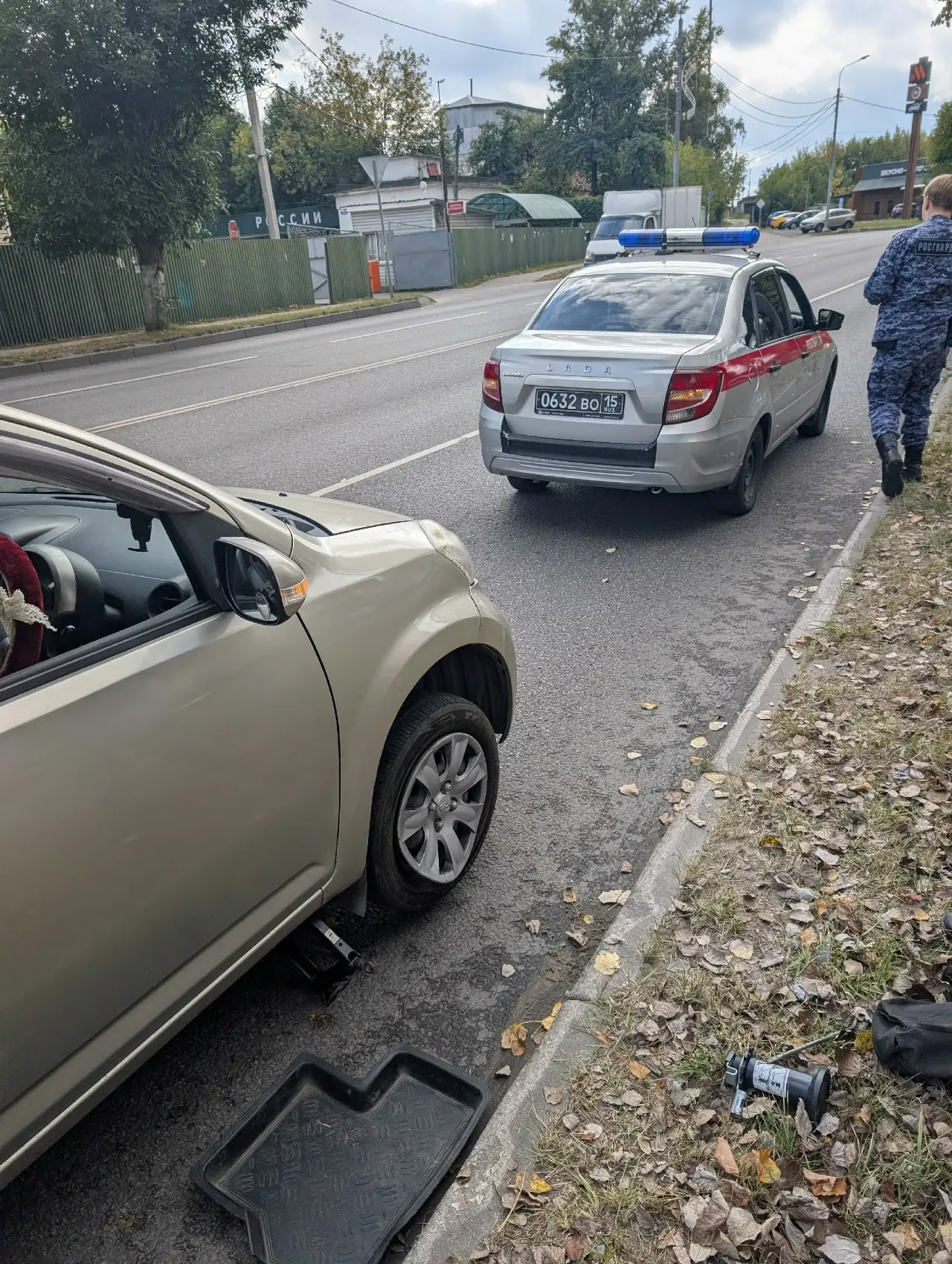 Спасибо сотрудникам, что не оставили в беде и помогли девушке 🙏