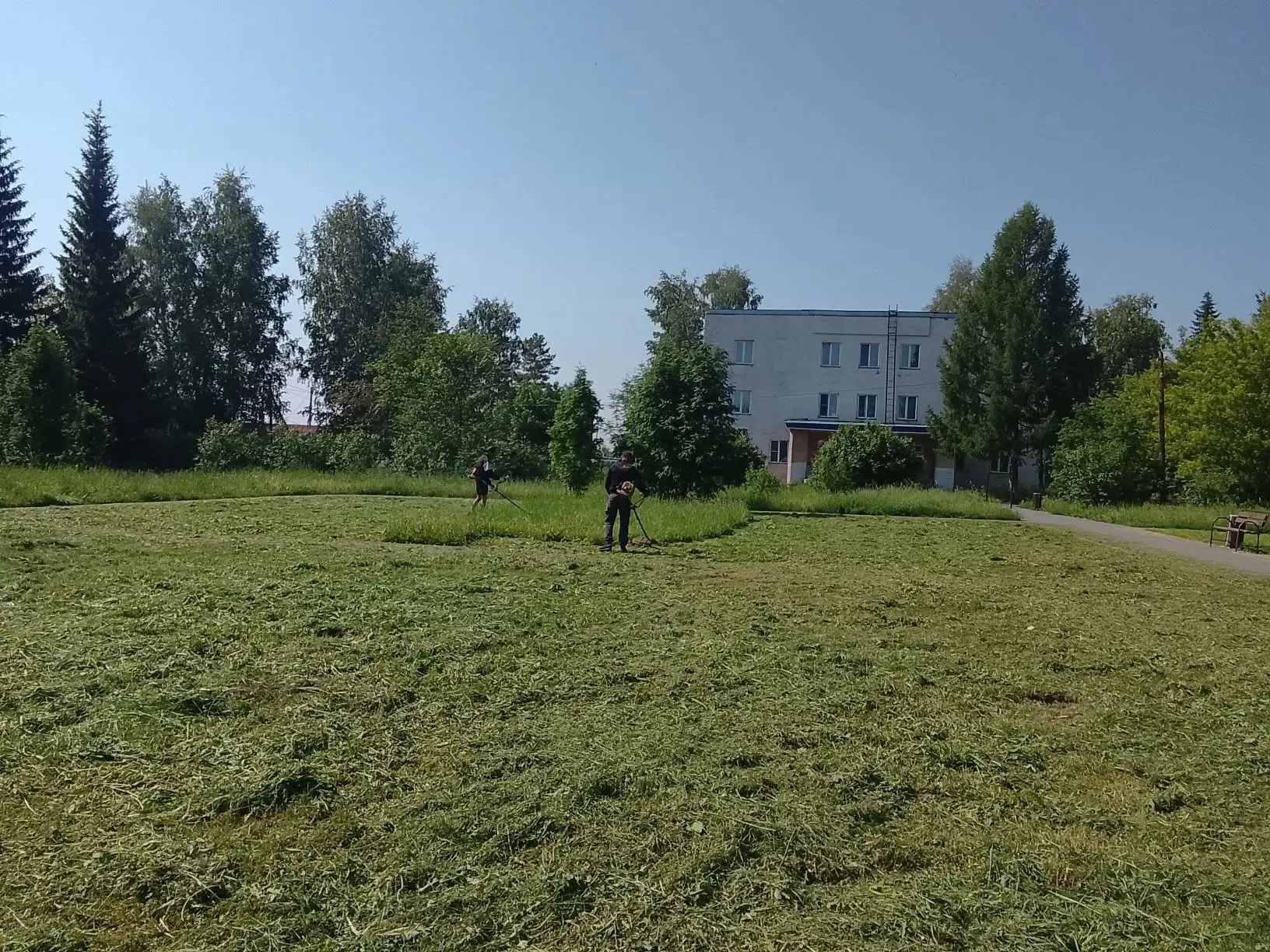 Скашивание травы на общественных территориях в п.ст.Юрга 2-я работниками Юргинского территориального