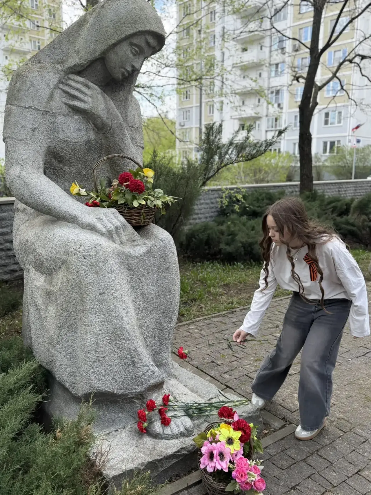 🕊️«Никто не забыт и ничто не забыто» - Горящая надпись на глыбе гранита. Поблекшими листьями ветер и