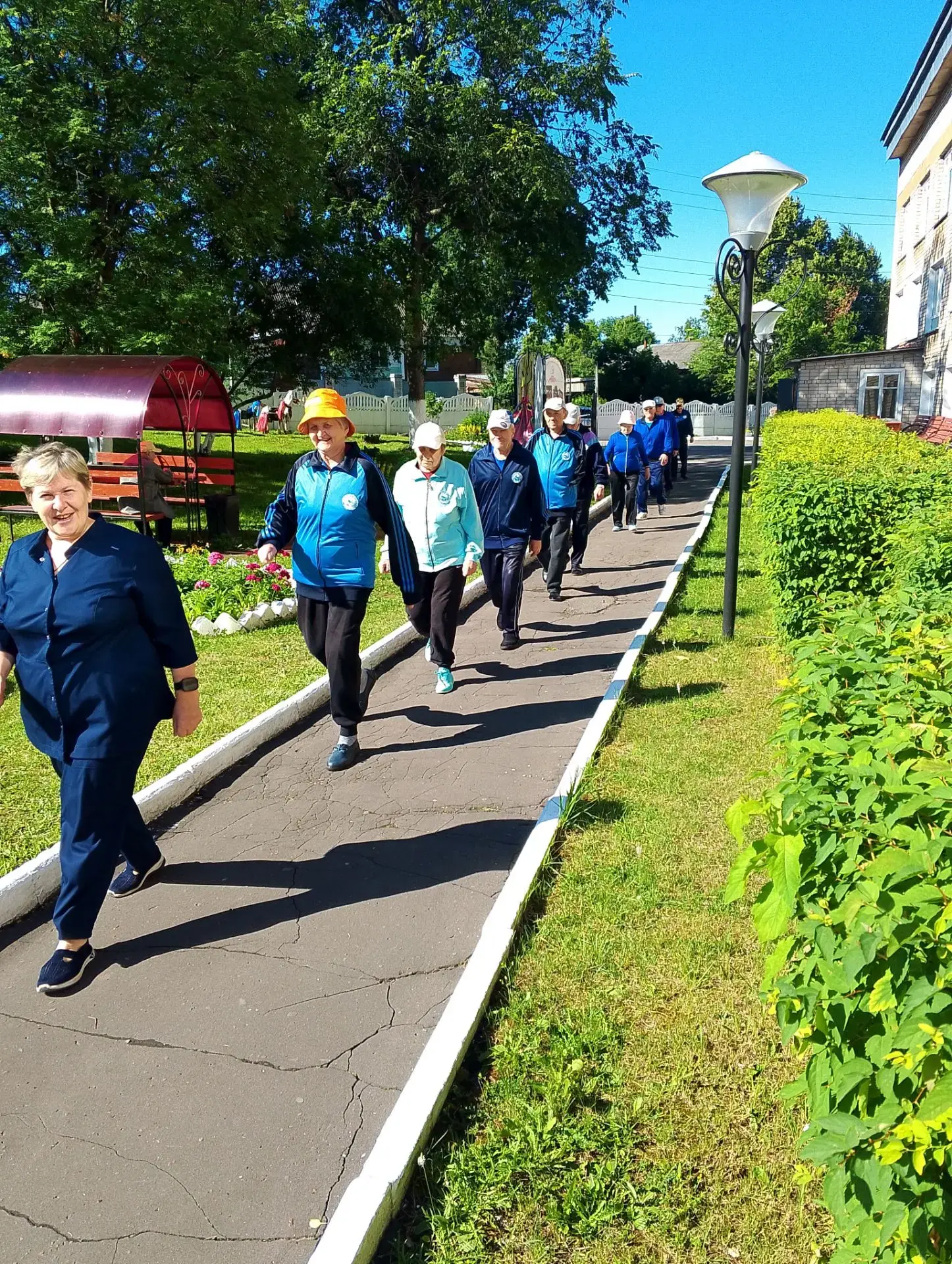 Утренняя зарядка на свежем воздухе: как увидеть радость жизни.

В современном мире многие из нас жив