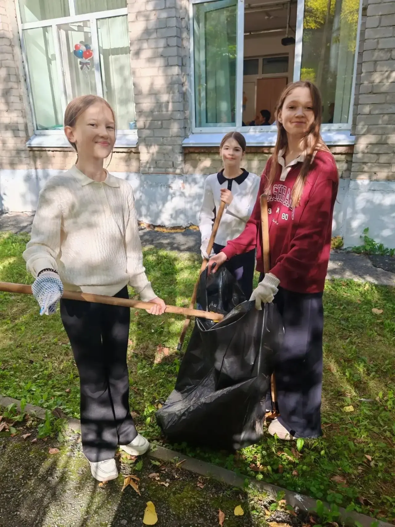 🔷1 октября ученики 6в класса дружно потрудились и привели в порядок терииторию школы. ...