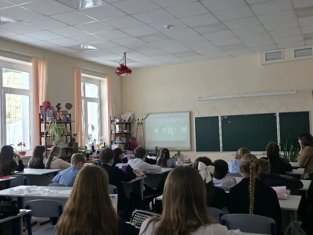 🇷🇺В Бутурлиновской средней общеобразовательной школе в 5 классах состоялся показ Всероссийского днев