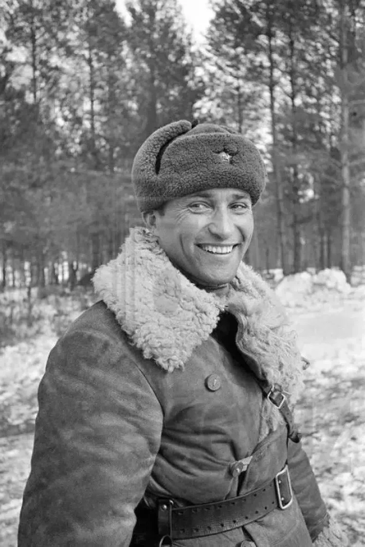 ЯБЛОКО ОТ ЯБЛОНИ

Александр Васильевич Чапаев - сын легендарного комдива 25-й дивизии Василия Иванов