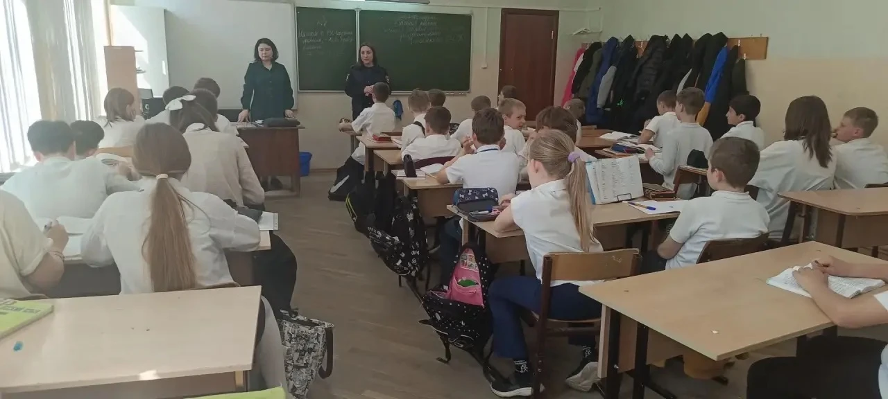 В нашей школе прошла встреча учащихся 8Д, 8В, 9А и 10Б классов со старшим лейтенантом полиции Левино
