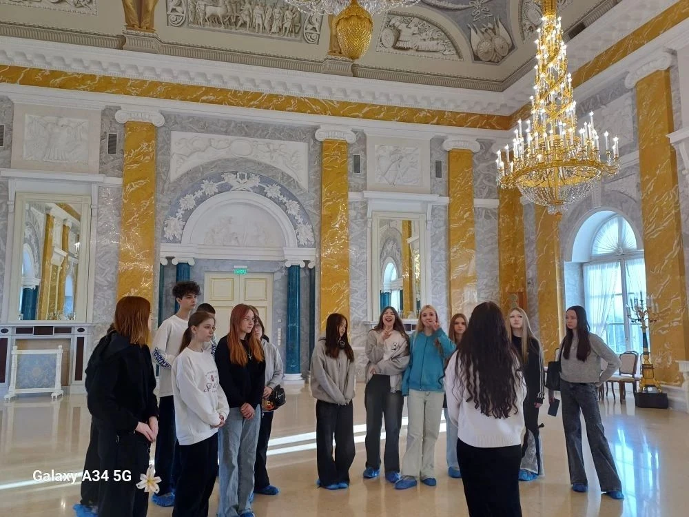Учащиеся 8 «А» класса побывали на увлекательной экскурсии в Константиновском дворце в Стрельне!  Кон