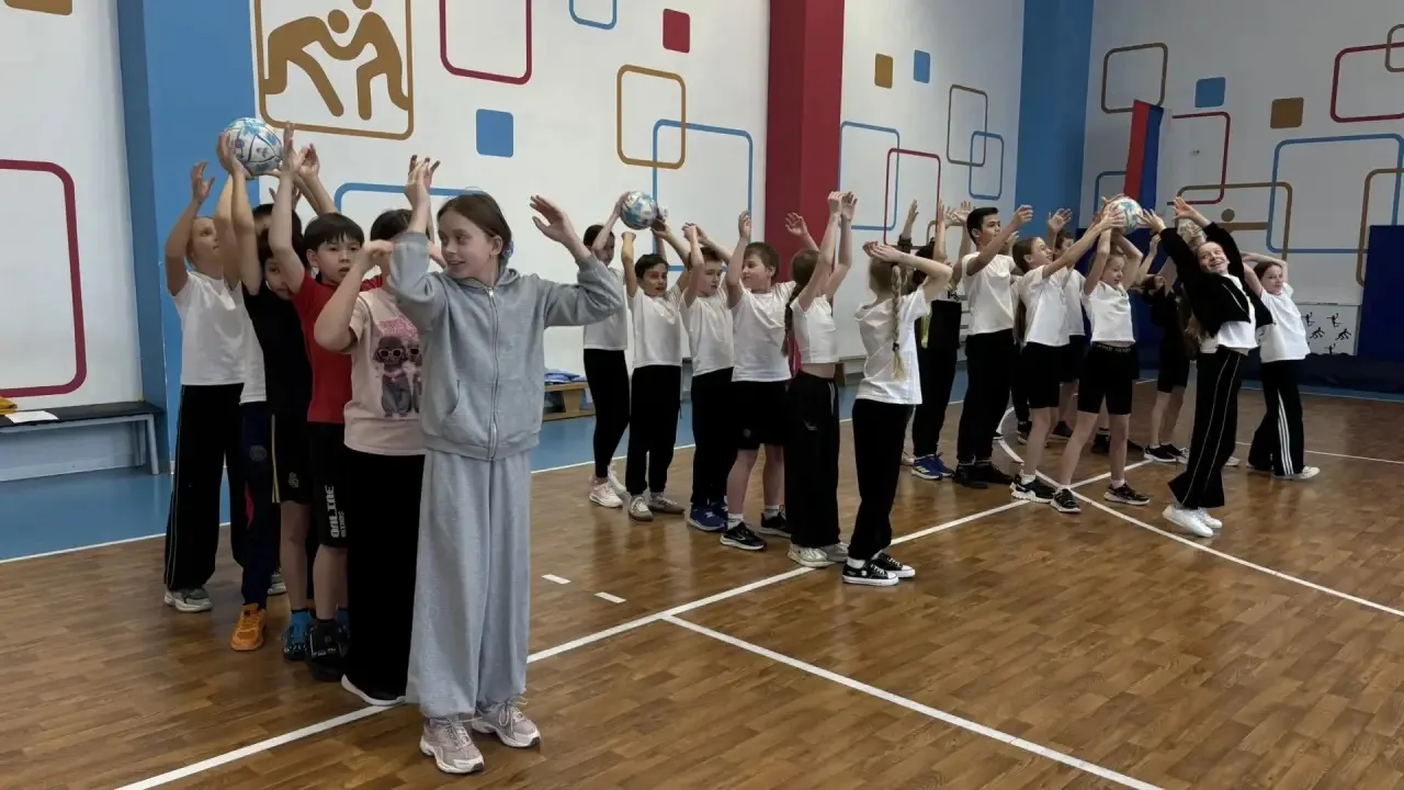 🎉 Весёлые старты среди 4-х классов! 🏃‍♂️🏃‍♀️  Сегодня в школьном отделении №2 прошло яркое спортивно