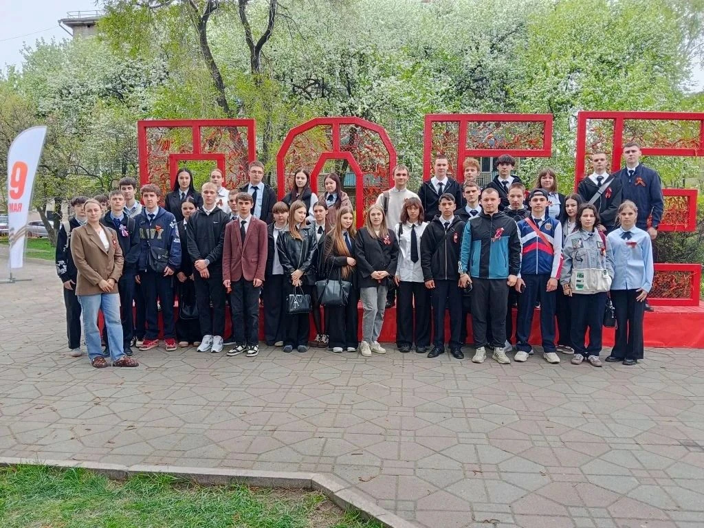 ✨ Студенты присоединились к патриотической акции «Ура, Победа!» в Уссурийске ✨  В Уссурийске у кинот