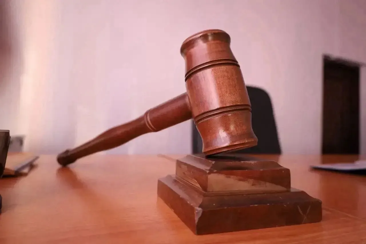 Суд взыскал с осужденного расходы на возмещение ущерба застрахованному имуществу