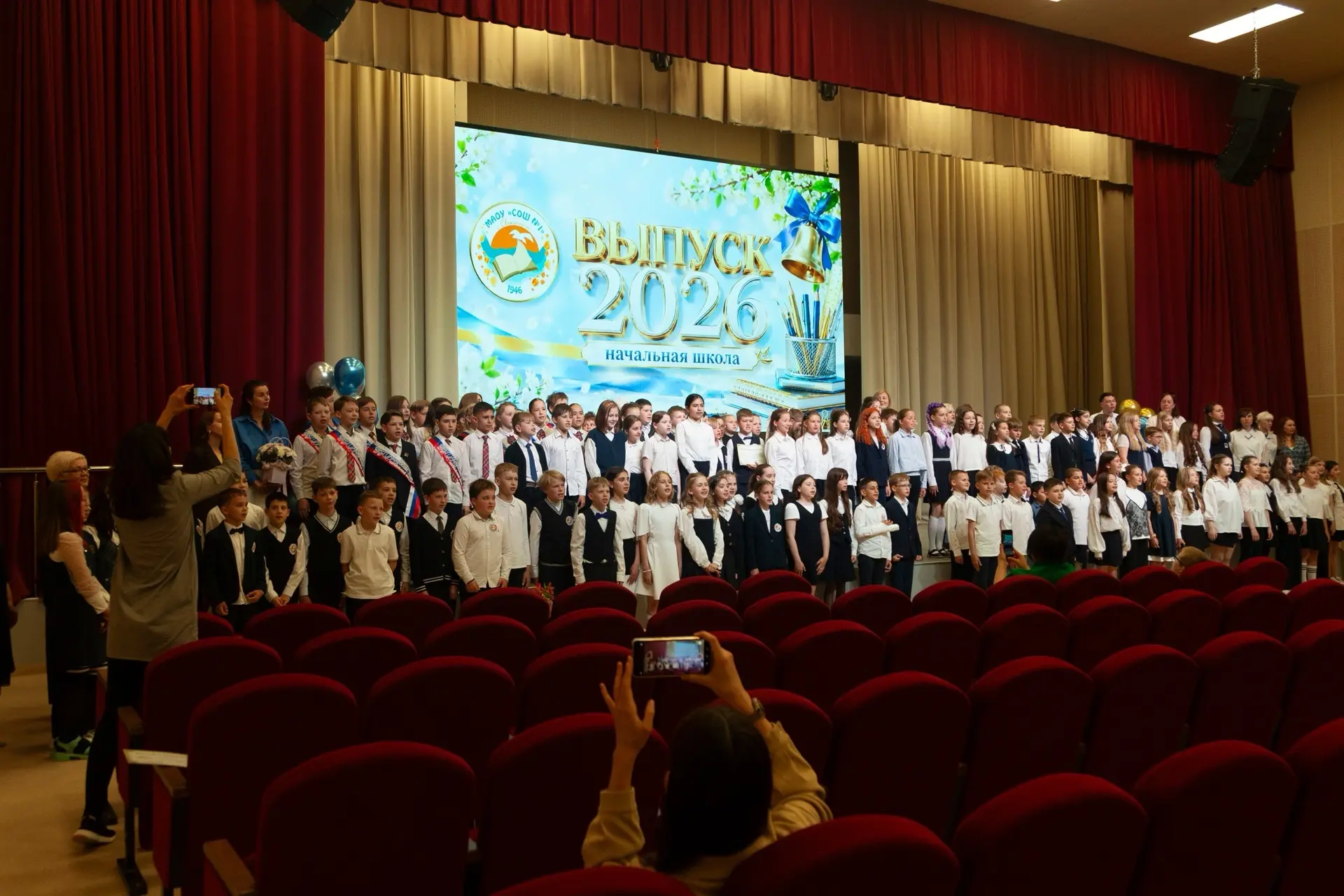 🎓 Вчера в нашей школе прошла трогательная и по-настоящему торжественная выпускная линейка четвертых 