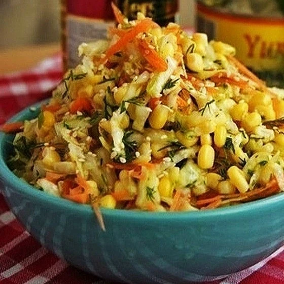 САЛАТ С КАПУСТОЙ И КУКУРУЗОЙ