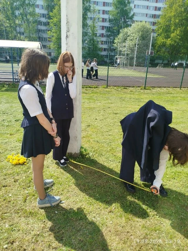 🌞Урок геометрии на свежем воздухе состоялся и в 7В классе. Ребята определяли высоту фонарного столба