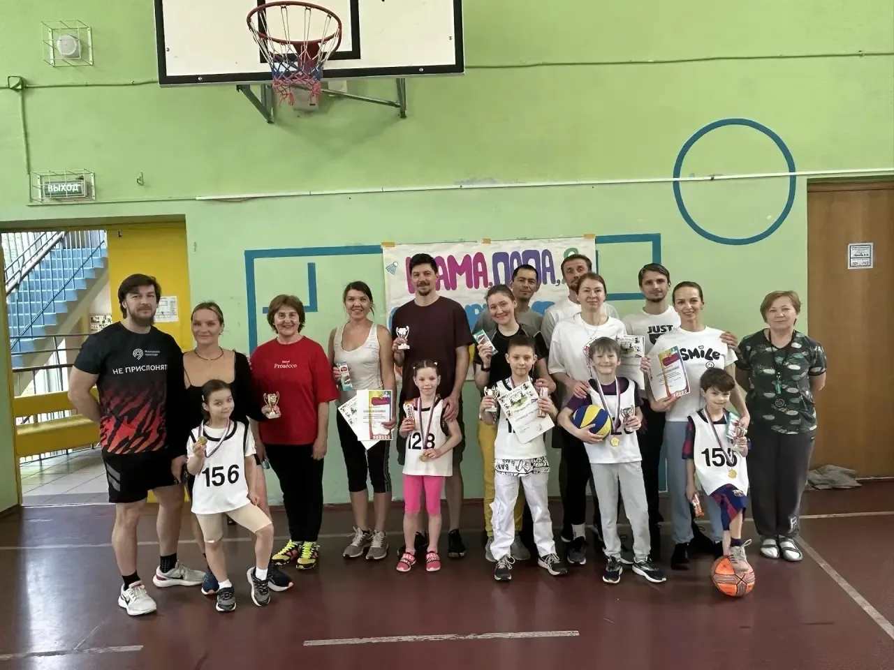 В ДЕНЬ СЕМЬИ - НА СПОРТЕ  Утро субботы в нашей школе началось с яркого спортивного праздника  «Папа,