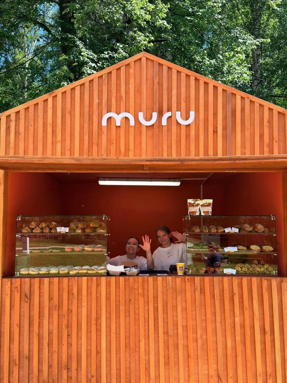 🏠 Muru открыли летний домик в парке Маяковского

На витринах разнообразная выпечка, также же пончик