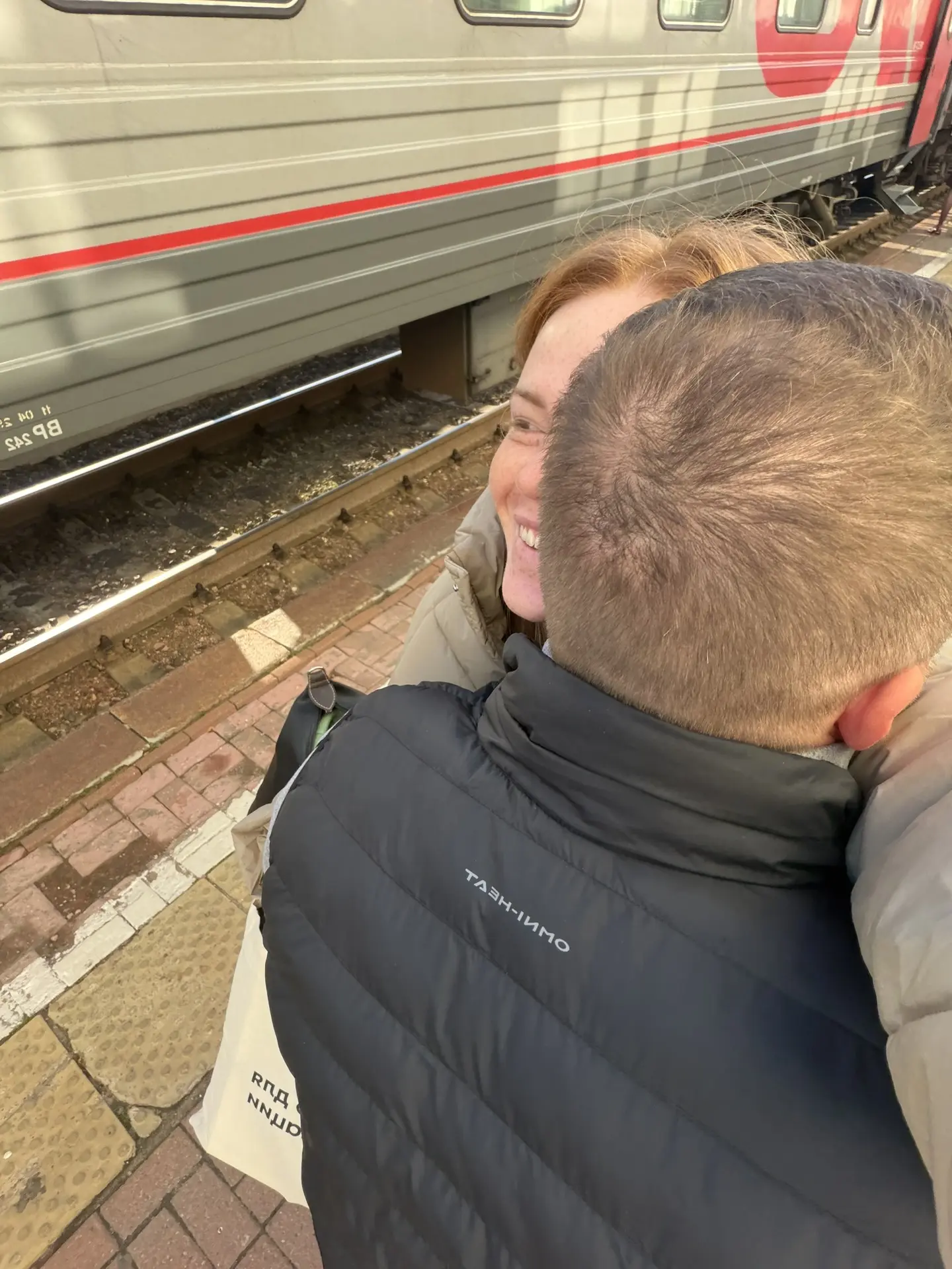 Доброе утро)) я с поезда и сразу в объятия мужа любимого) скучала сильно очень.