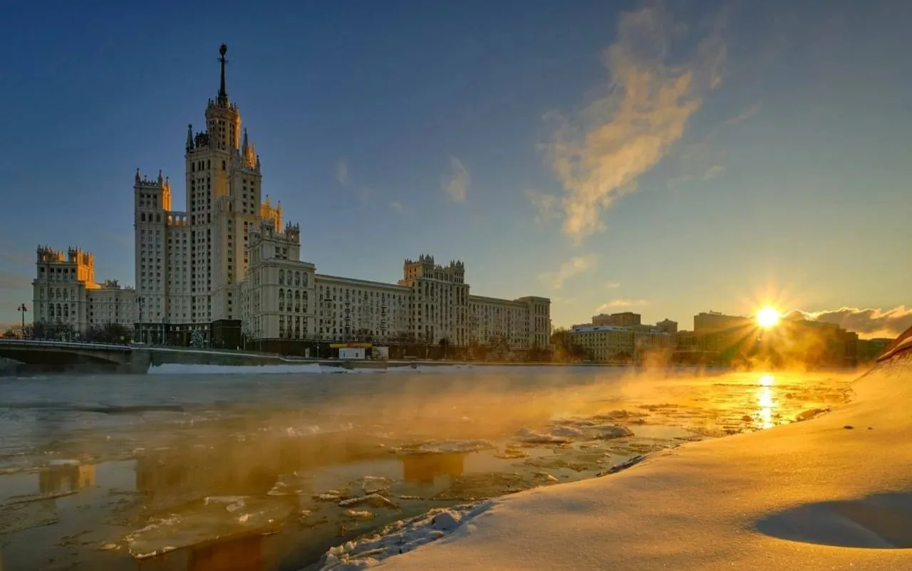 😍 Вот с такого красивого рассвета начался сегодня день в столице