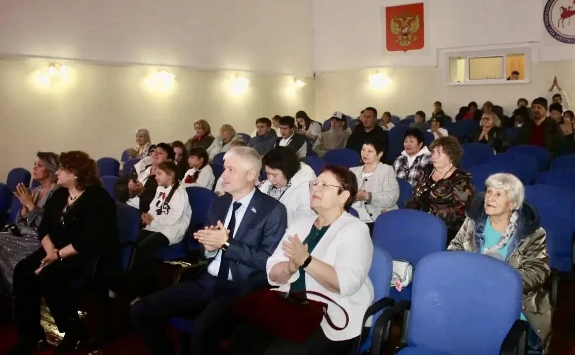 С заботой о каждом: Александр Кошуков поздравил жителей Золотинки с Днём мудрости