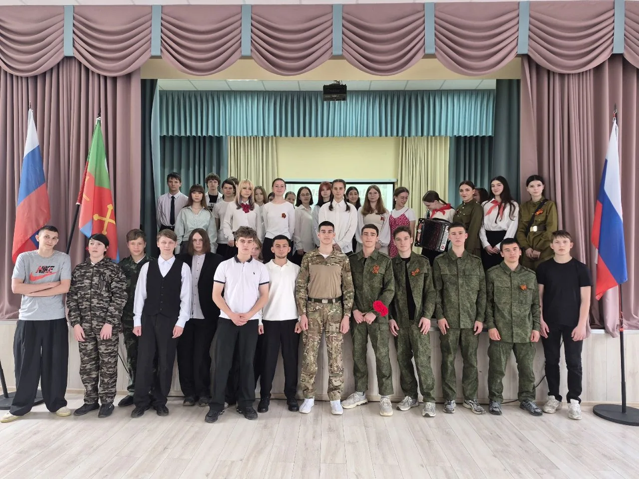 Патриотическую программу Песни Великой Победы  продолжили учащиеся 8-11 классов.
