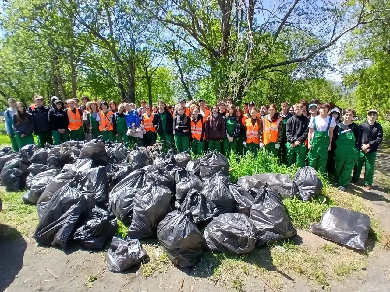 👍 Трудовые отряды собрали 115 мешков мусора в Петропавловске