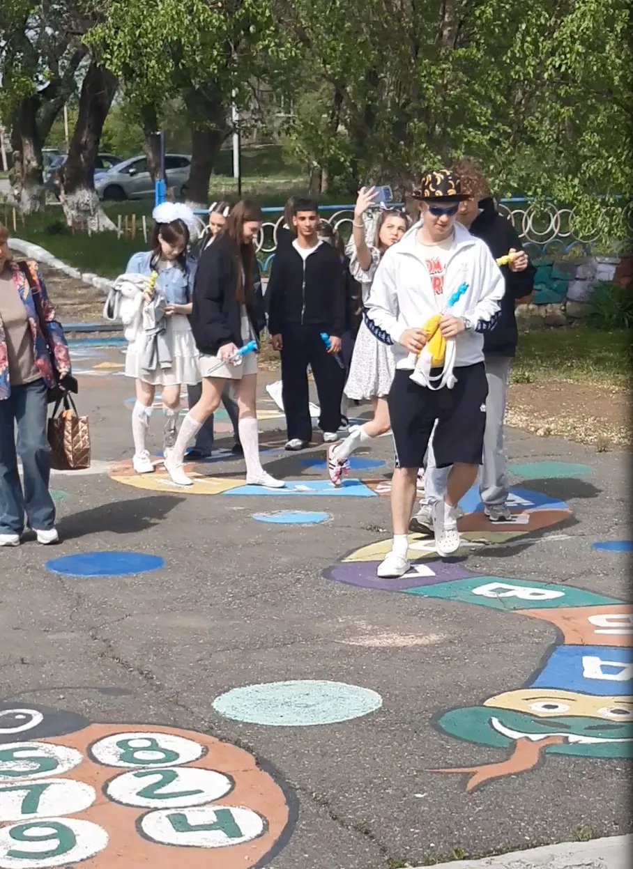 🎉🥳"Праздник детства":  выпускники 11го класса простились с детством!🎈🧸🪆🪇🦄

‼25 мая в нашем де