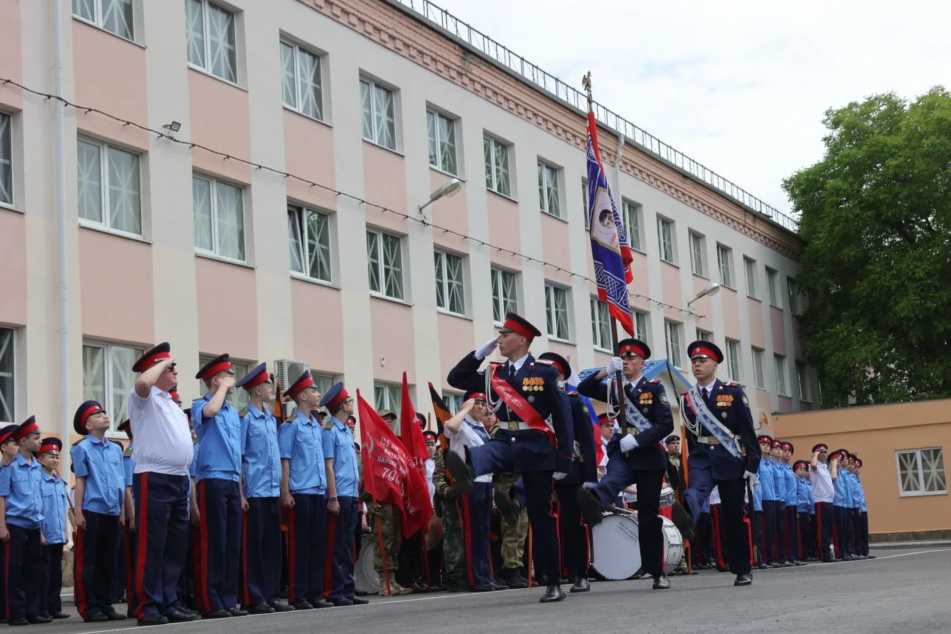 🫡 В городе Шахты Ростовской области посетил кадетский корпус им. генерала Бакланова. Это не просто у