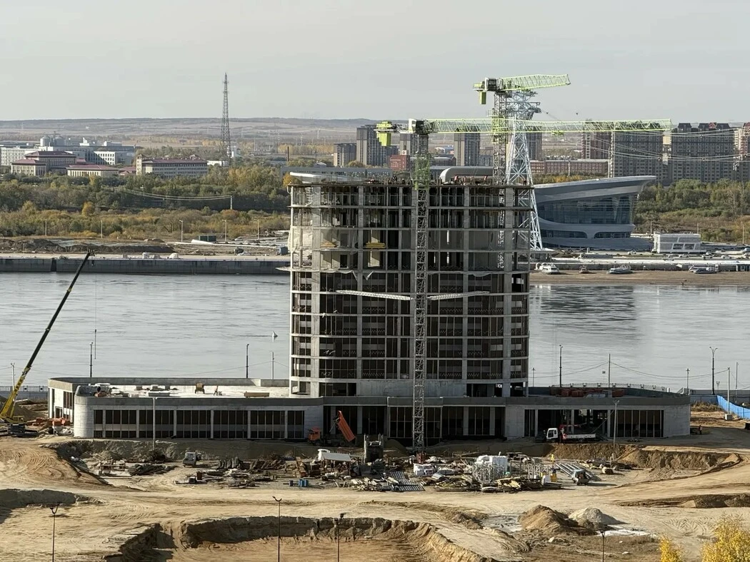 На набережной Амура в районе терминала канатной дороги активно строится 5-звездочная го...