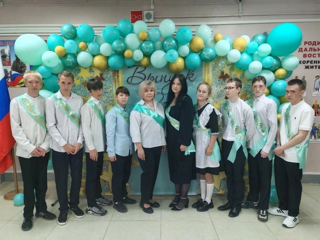 Пролетели школьные годы — впереди долгий и взрослый путь, важные решения и серьёзные за...