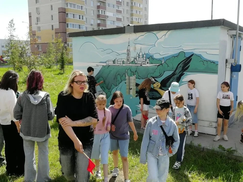Стритарт: город как холст
Второе яркое событие расширило представления ребят о современном искусстве